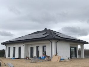 montaż paneli PV na czarnej dachówce